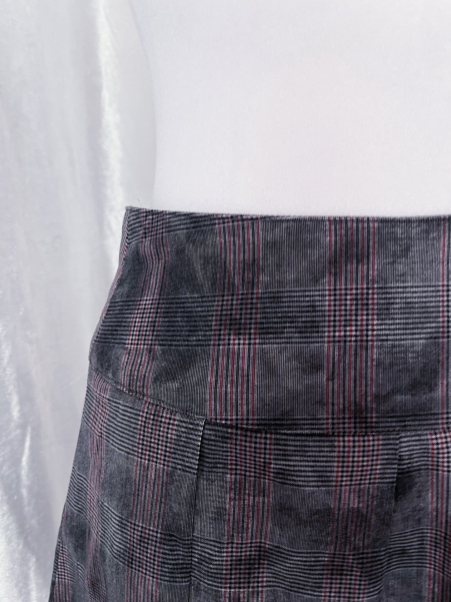 00’s alt plaid skirt with belt buckles detail 💜