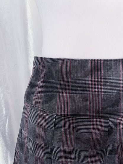 00’s alt plaid skirt with belt buckles detail 💜