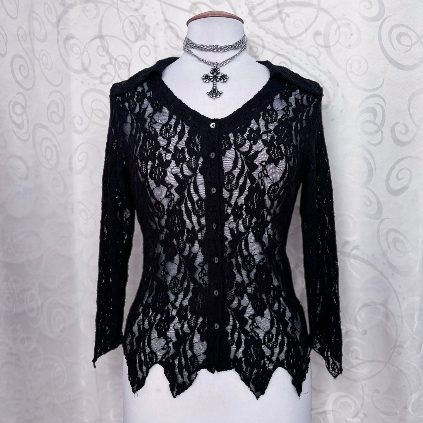 00’s Witchy lacey shirt with pointy details 🕷️🦇
