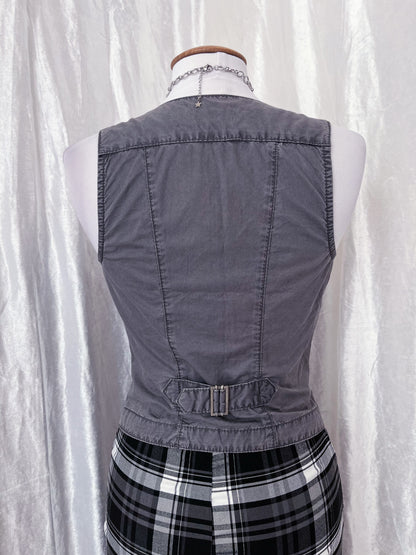 Perfect grey vest 🕸️