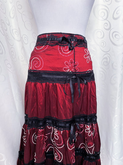 Vintage whimsygoth midi burgundy embroidered skirt with lace detail 🫀