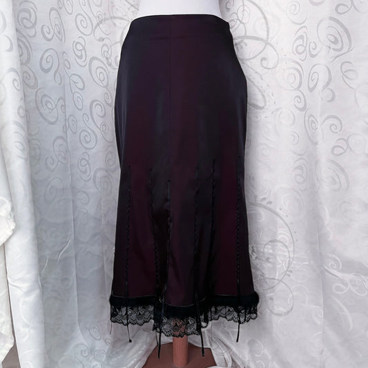 00’s Vampire Gothic dark burgundy satin skirt with lace & faux fur trim detail 🦇🥀