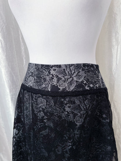 Dark coquette floral skirt with lace detail 🖤🌹