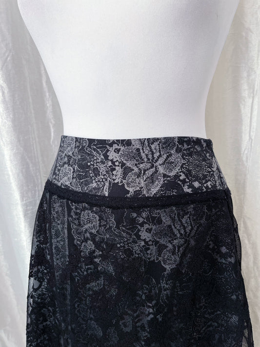 Dark coquette floral skirt with lace detail 🖤🌹