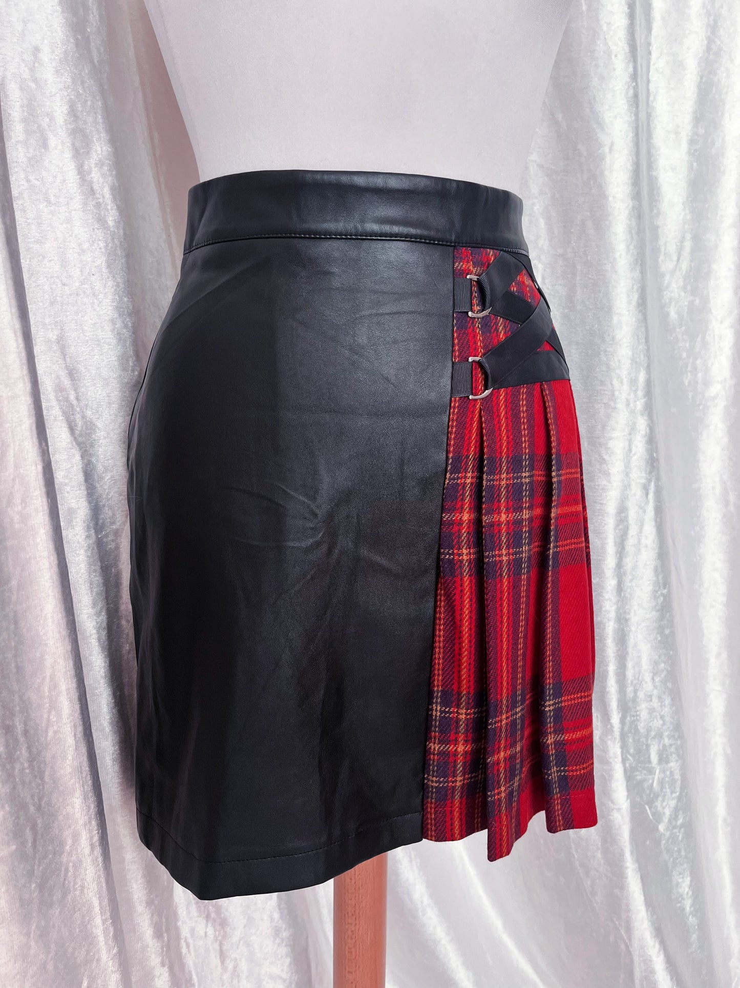 Alt faux leather & tartan skirt 🕷️🕸️