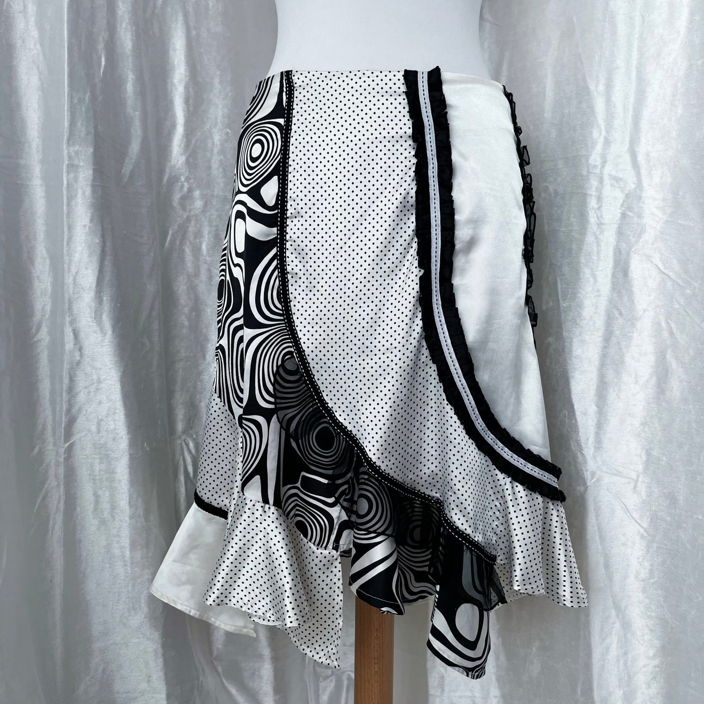 00’s whimsy Tim Burton style crazy patterned skirt 🕸️