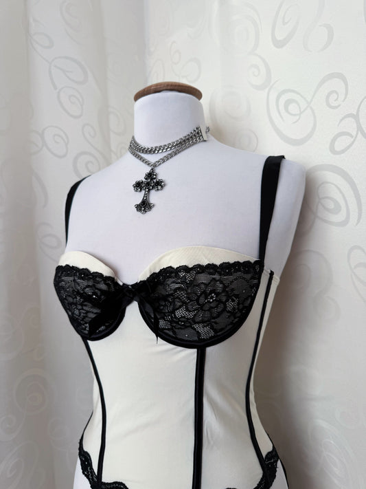 Dark coquette white corset top with black lace details 🗝️🦇