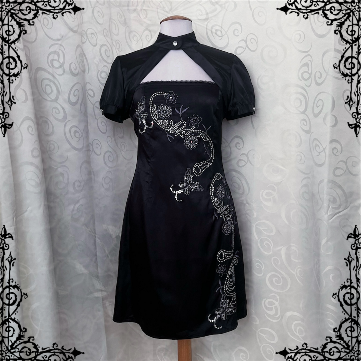 00’s Qipao style black satin dress with embroidered detail 🖤