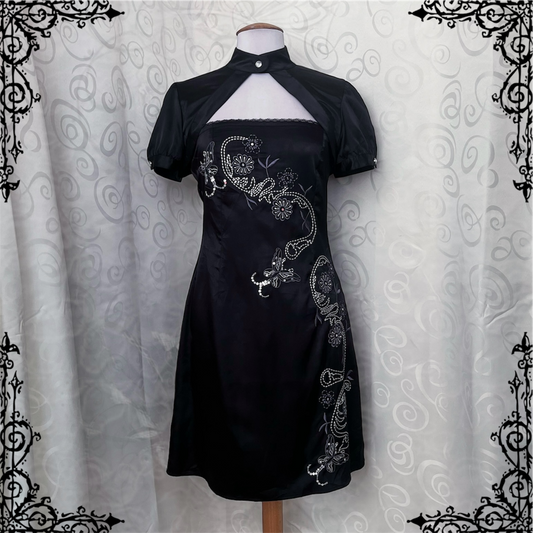 00’s Qipao style black satin dress with embroidered detail 🖤