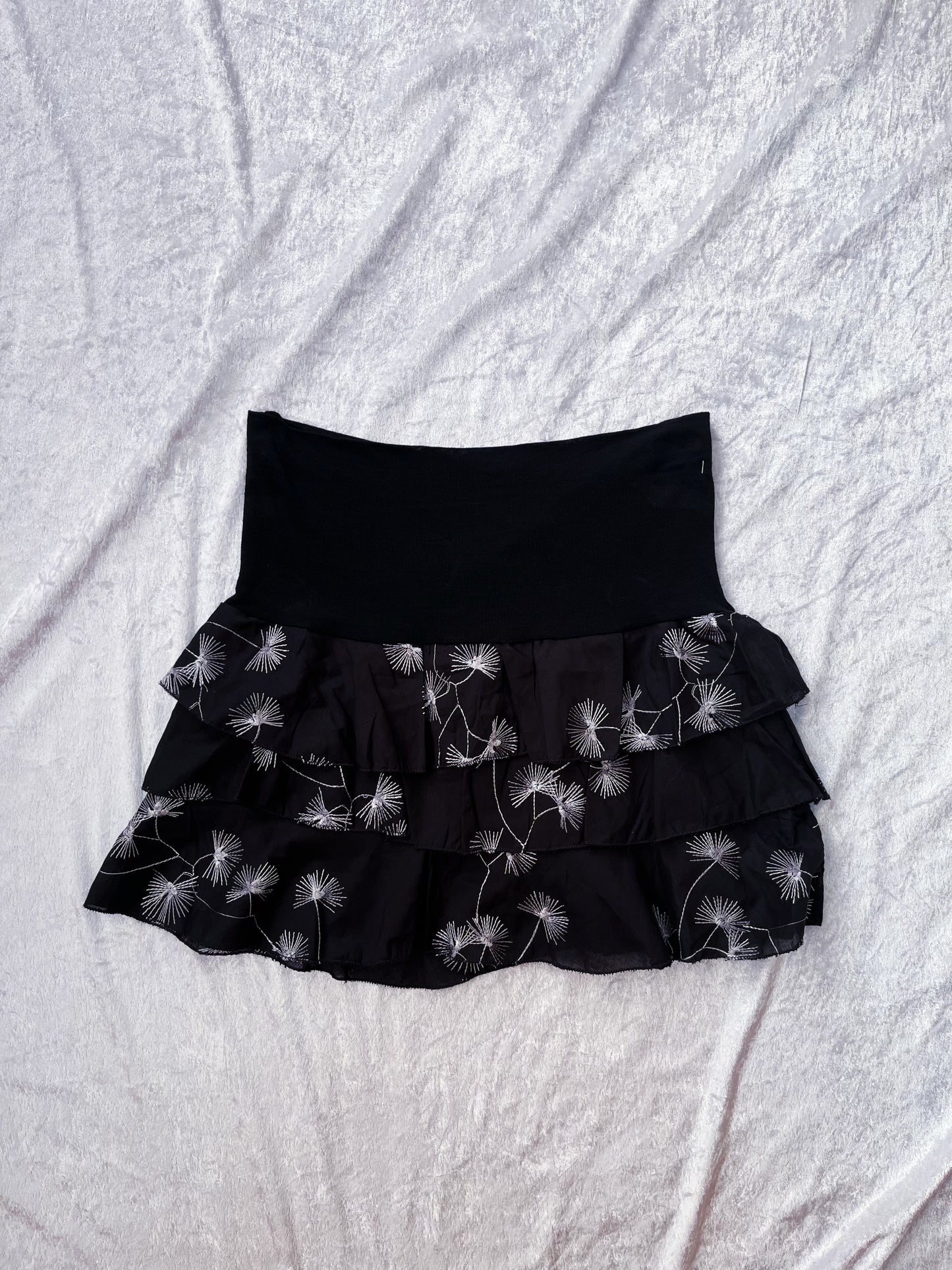 00’s deadstock fairy mini skirt with embroidered details 🌀🧚🏾