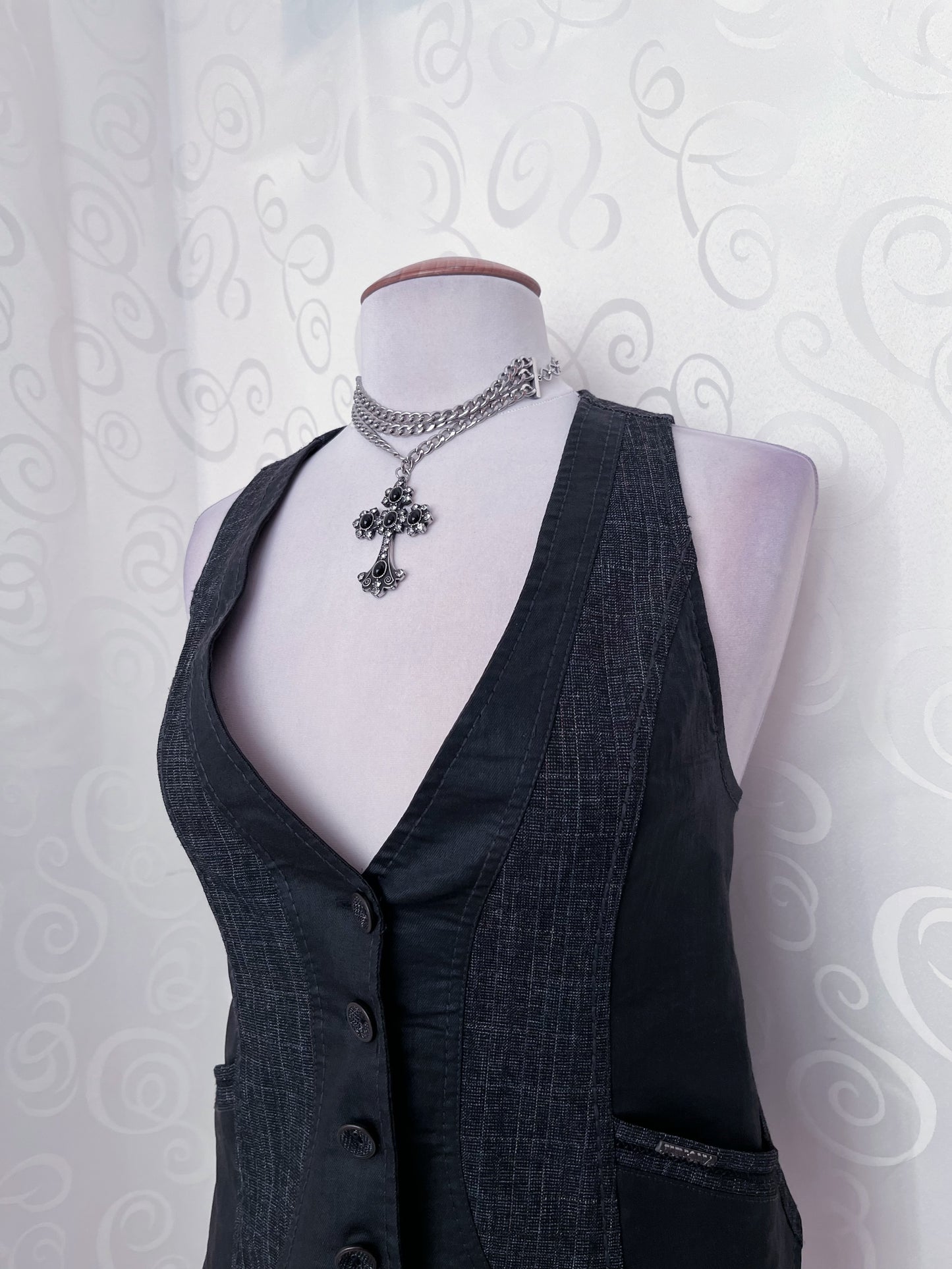 00’s amazing Dark Academia vest with pockets & lace up detail 🖤🦇
