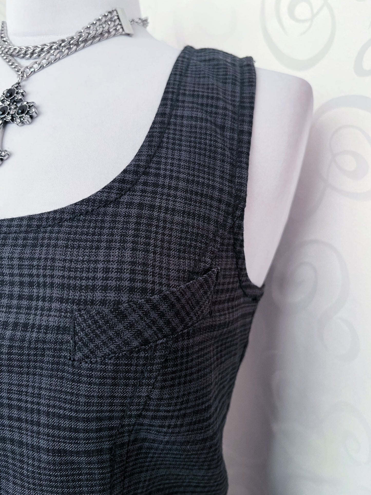 00’s Dark Academia plaid dark grey button-up dress with pockets on the sides 🗝📓