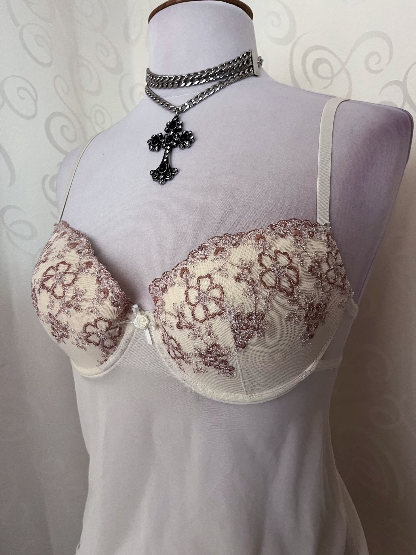 Angelic creamy bustier with embroidered details 🪽