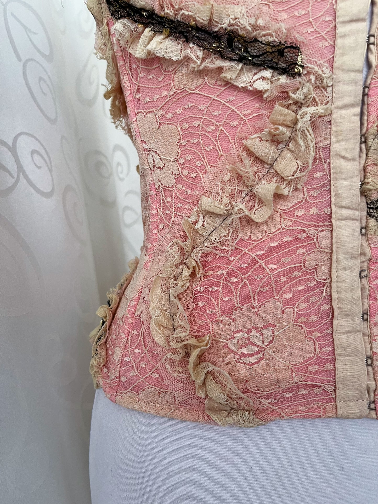 Iconic 00’s fairy rose & beige lace corset top 🌸🪷