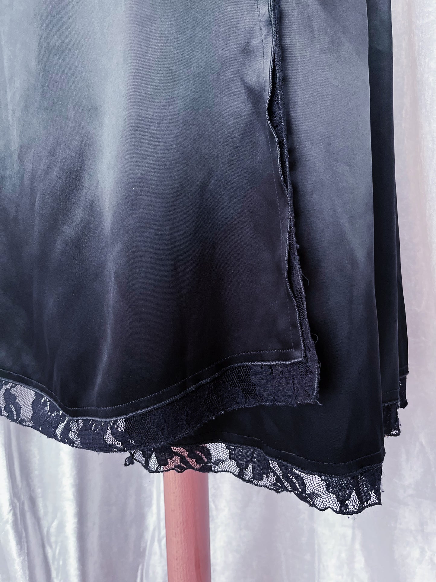 Iconic 00’s silky black skirt 🦇