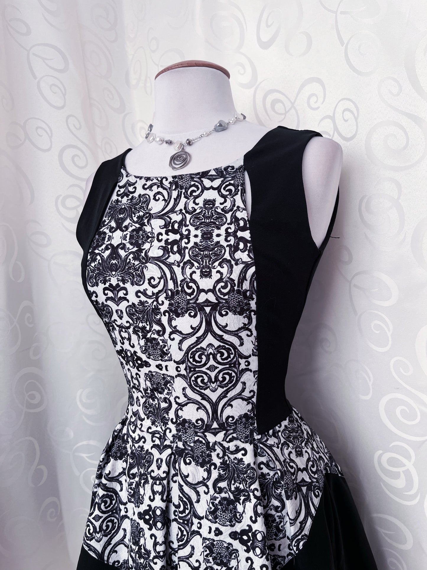 00’s Gothic 60’s style embroidered black & white dress 🌀🦇