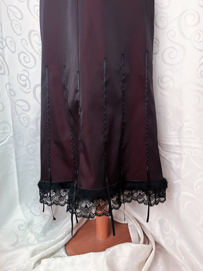 00’s Vampire Gothic dark burgundy satin skirt with lace & faux fur trim detail 🦇🥀