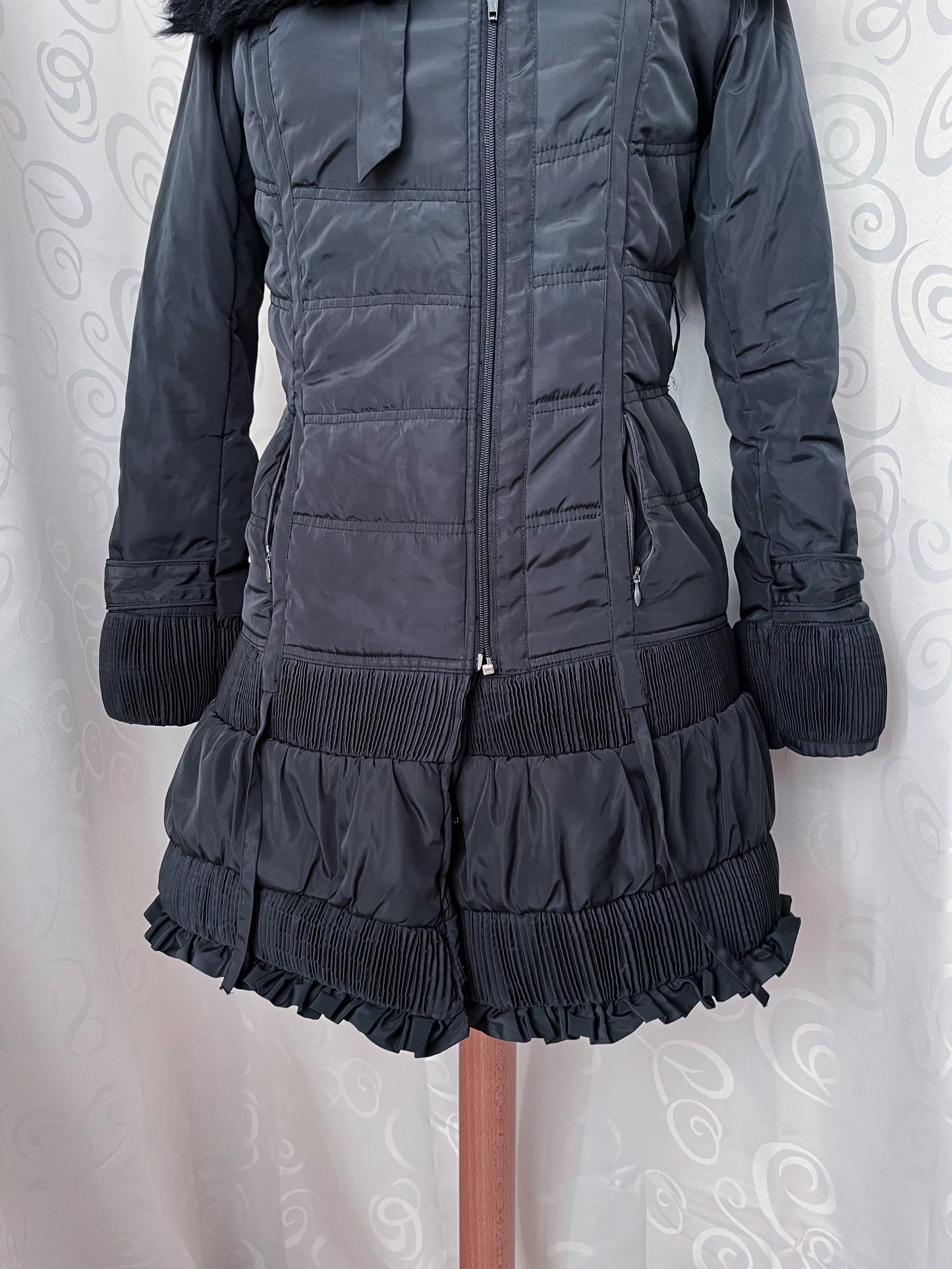 Gothic / Jirai kei style black coat with faux fur neckline 🕷️🦇