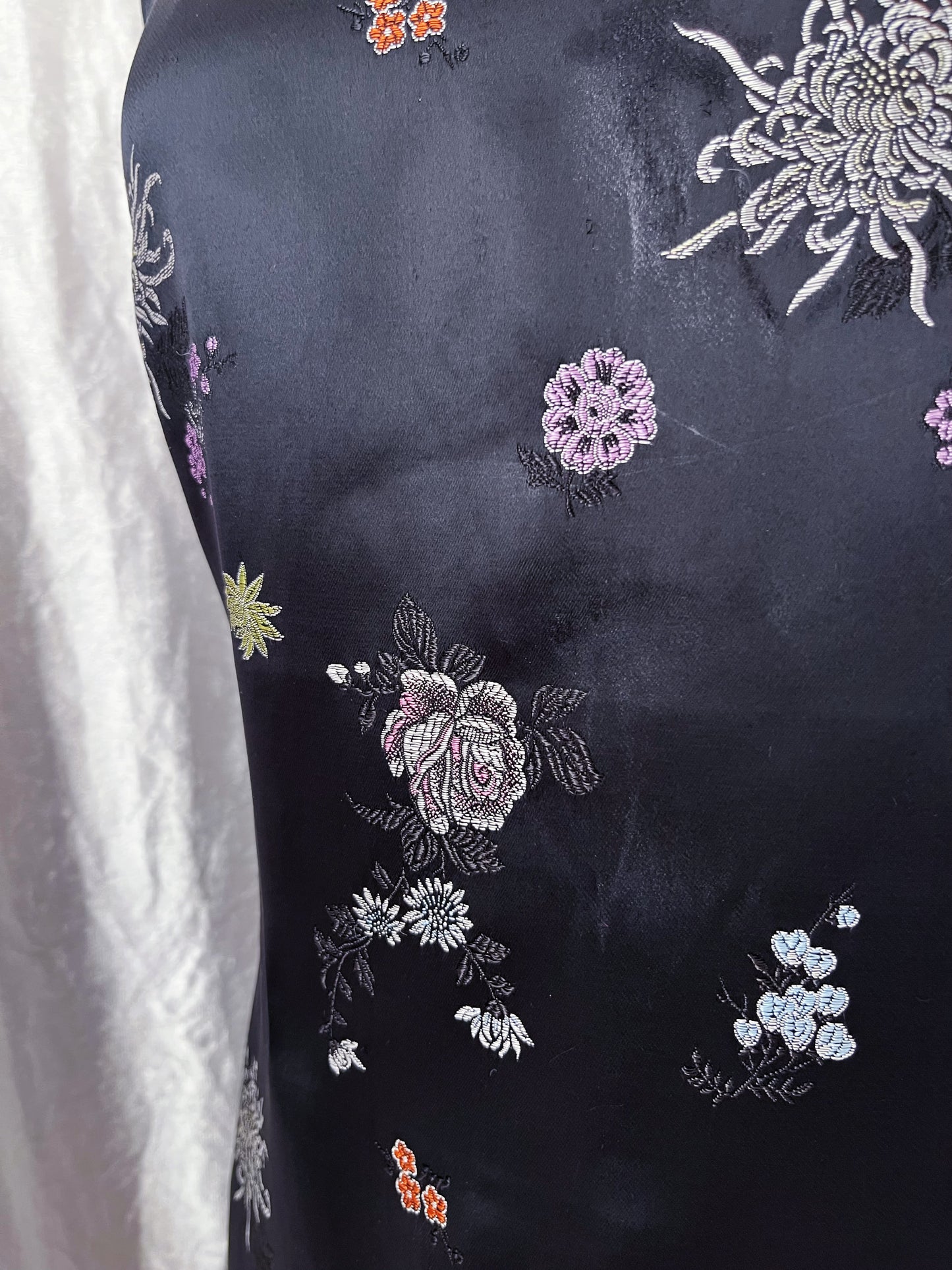 00’s asian style dress with embroidered details 🪷