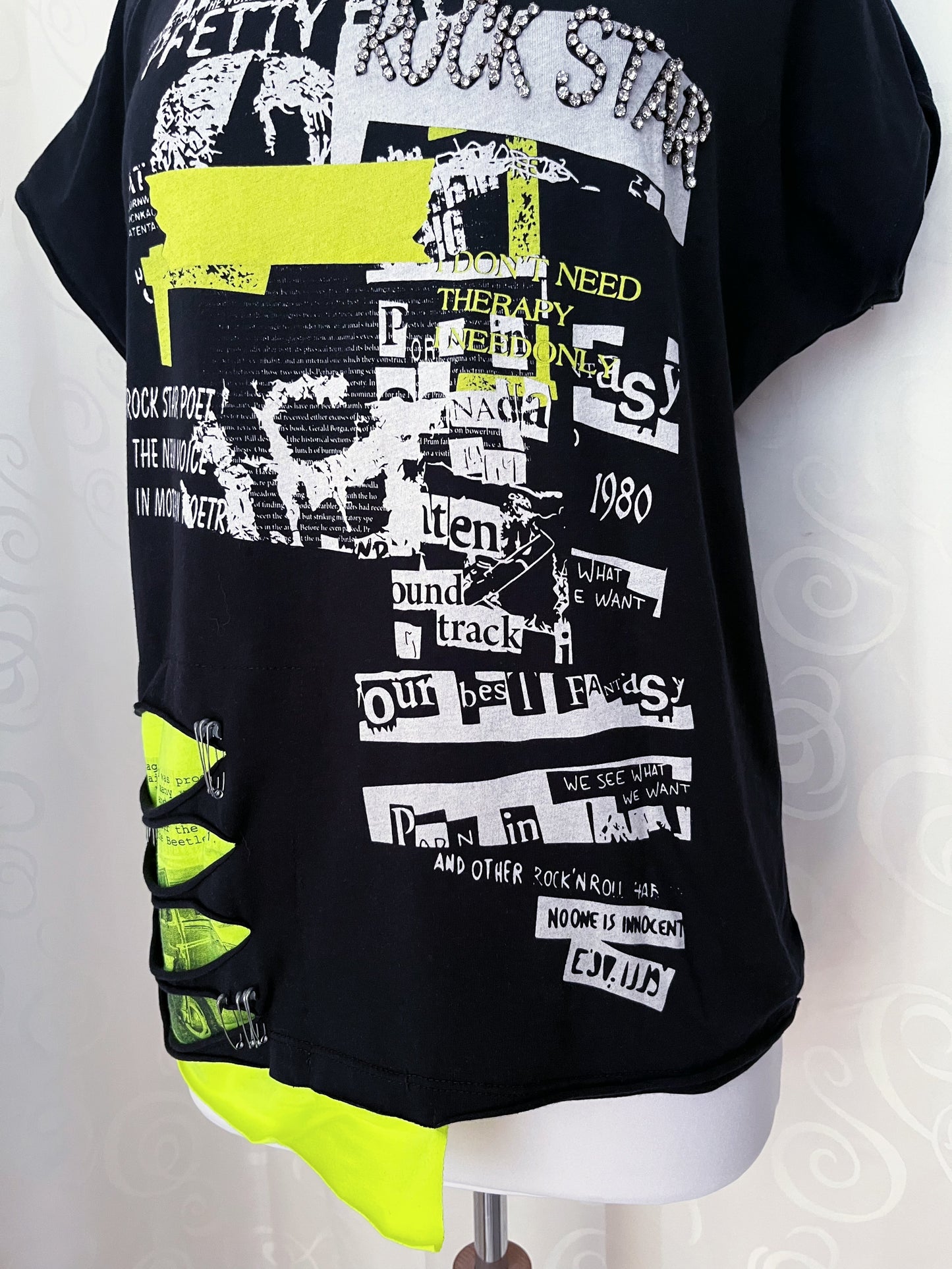 00’s Alt graphic tee with cut-out and safety pin details 🖤