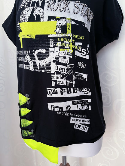 00’s Alt graphic tee with cut-out and safety pin details 🖤