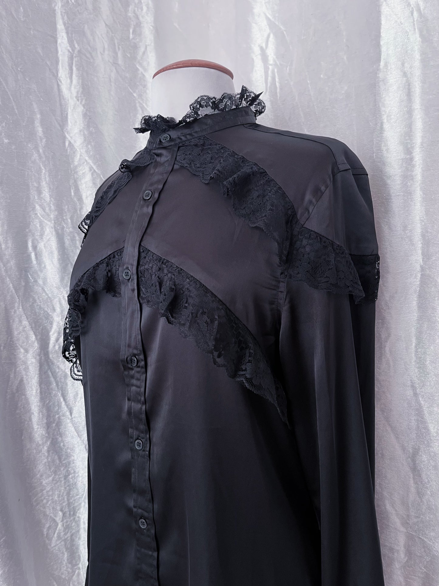 Modern gothic oversize shirt with lace detail 🦇✨