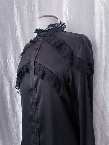 Modern gothic oversize shirt with lace detail 🦇✨