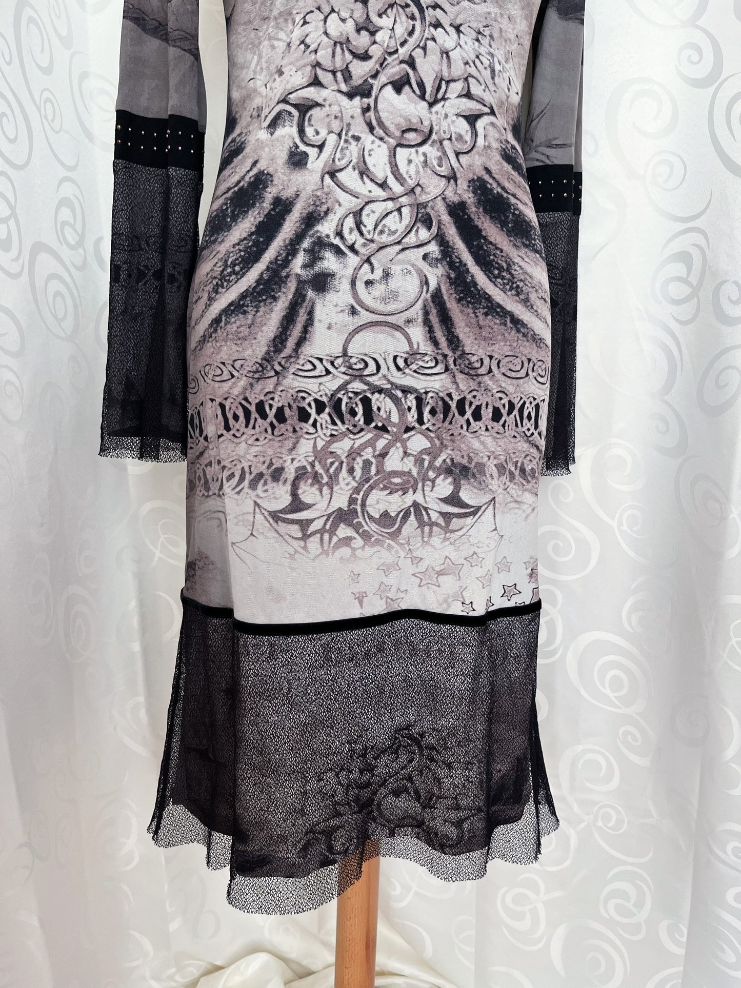 Y2K iconic beige dress with thorn print 🖤🕸️🕷️