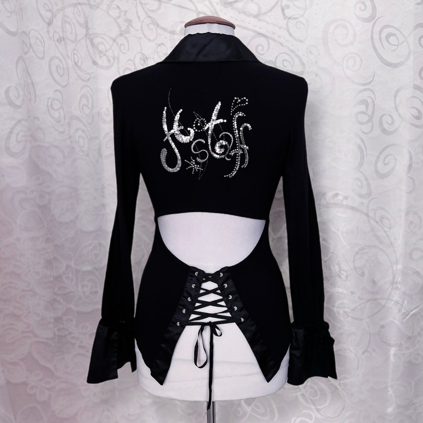 00’s iconic Gothic black shirt with lace-up and cutout back detail 🦇