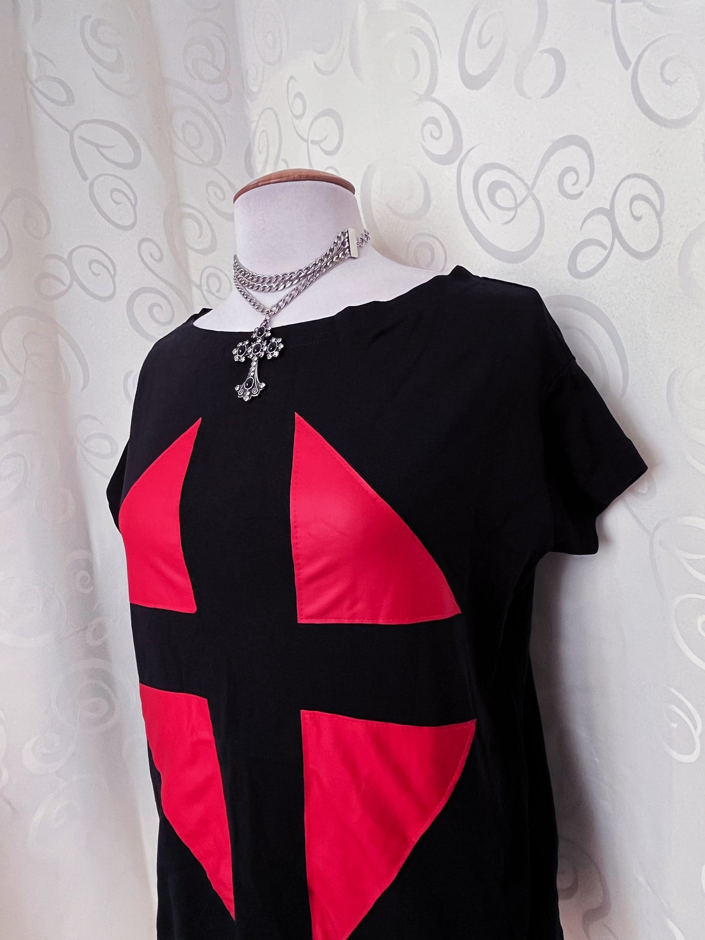 Gothic black tee with red patchwork cross & back detail ❤️✝️