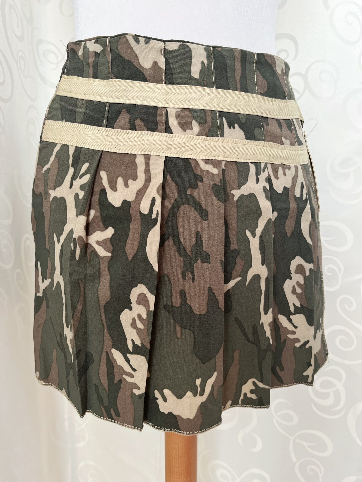 00’s deadstock camo print pleated skirt 🔫🐍