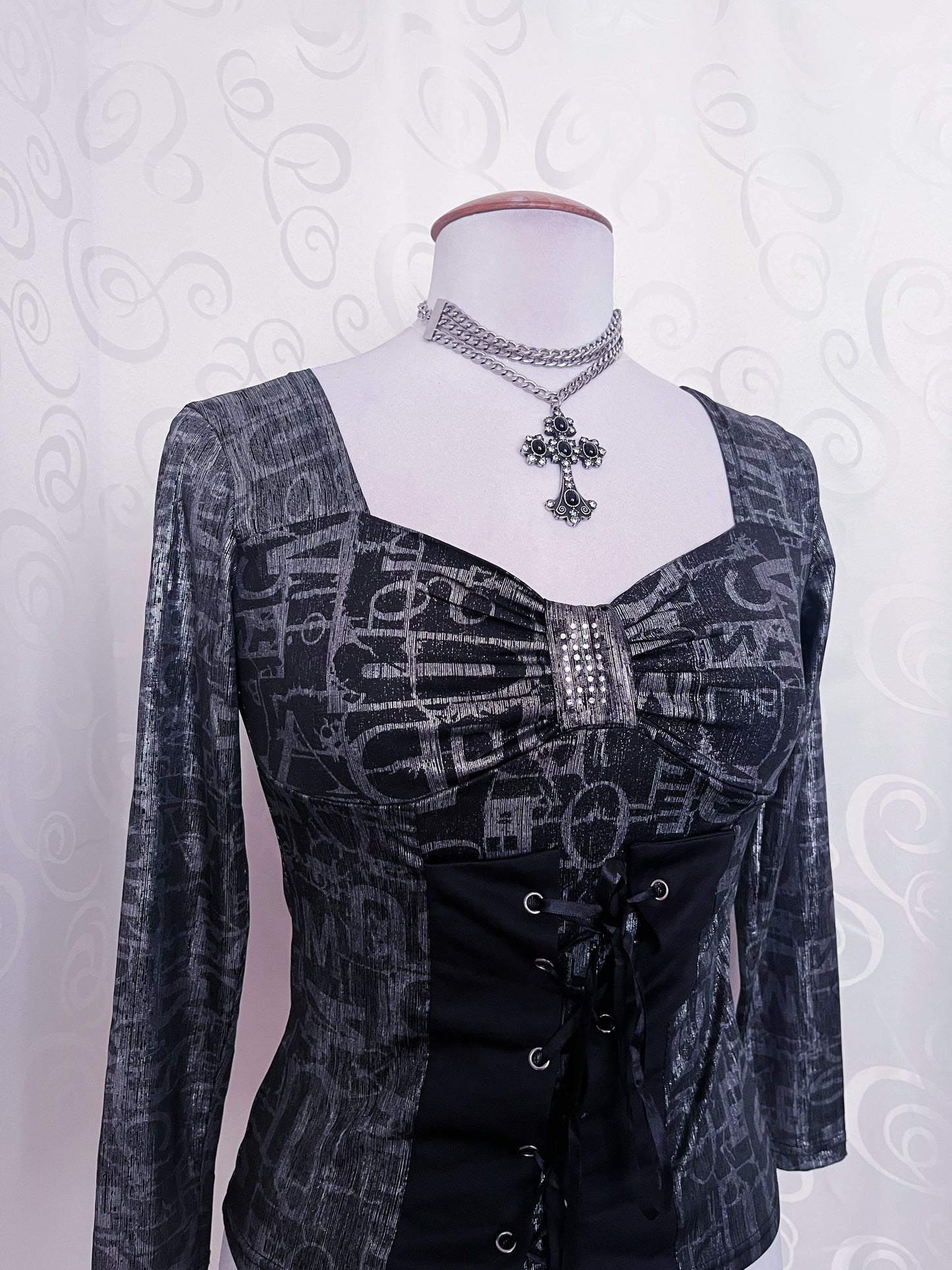 00’s silver lace-up top 🩶🕷️