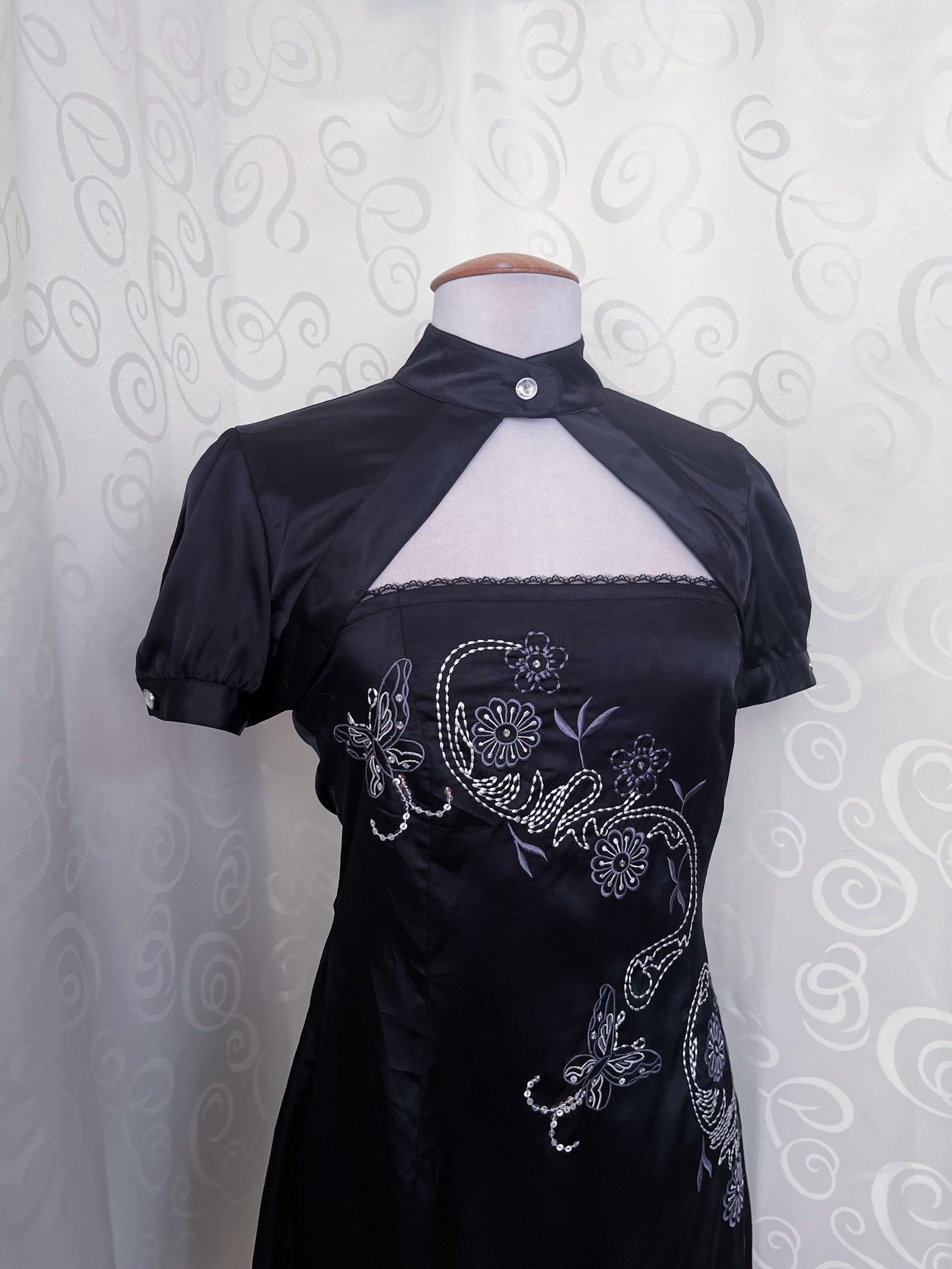 00’s Qipao style black satin dress with embroidered detail 🖤