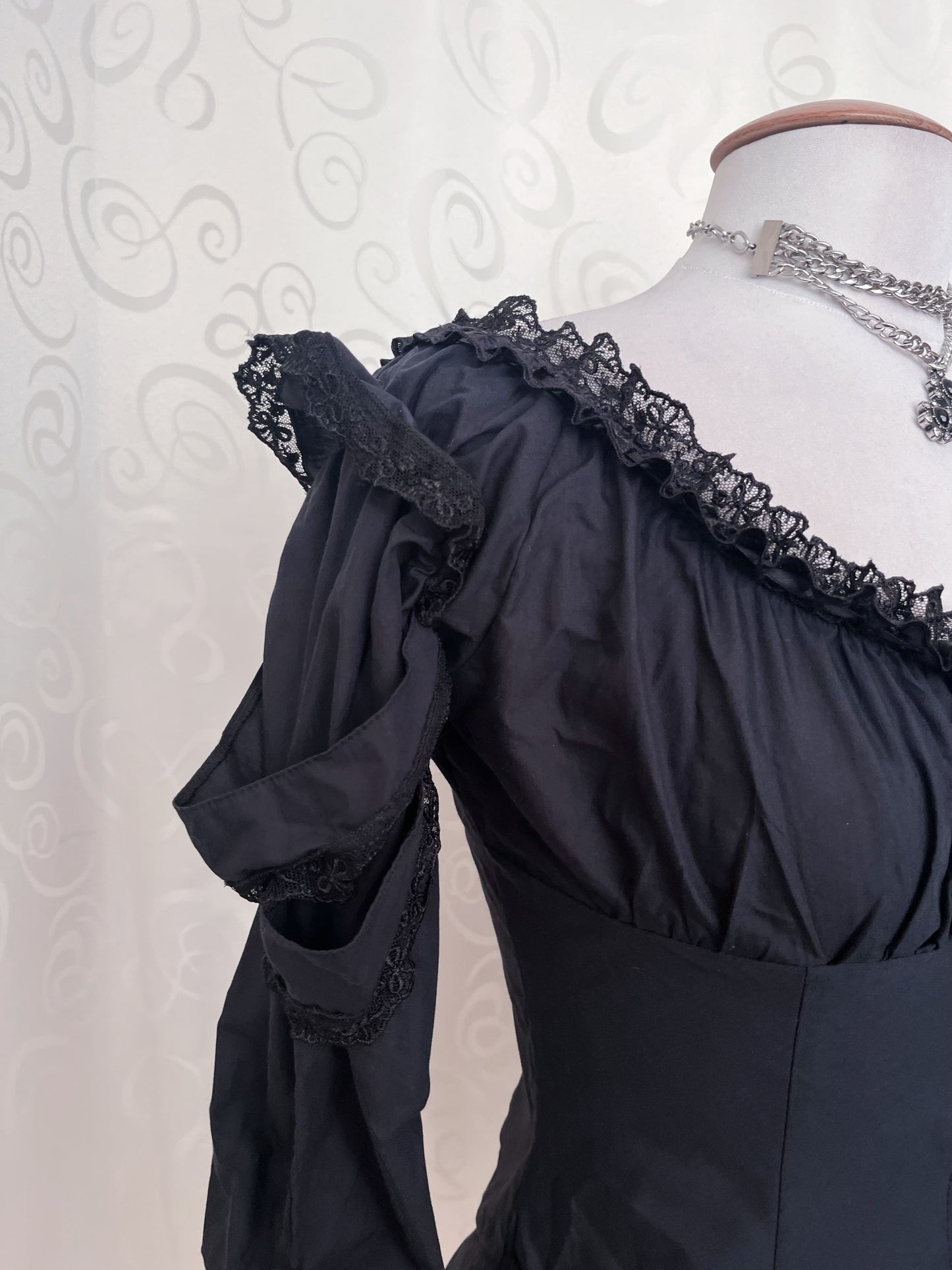 00’s Witchy/Gothic iconic cotton black shirt with lace & embroidered details 🦇