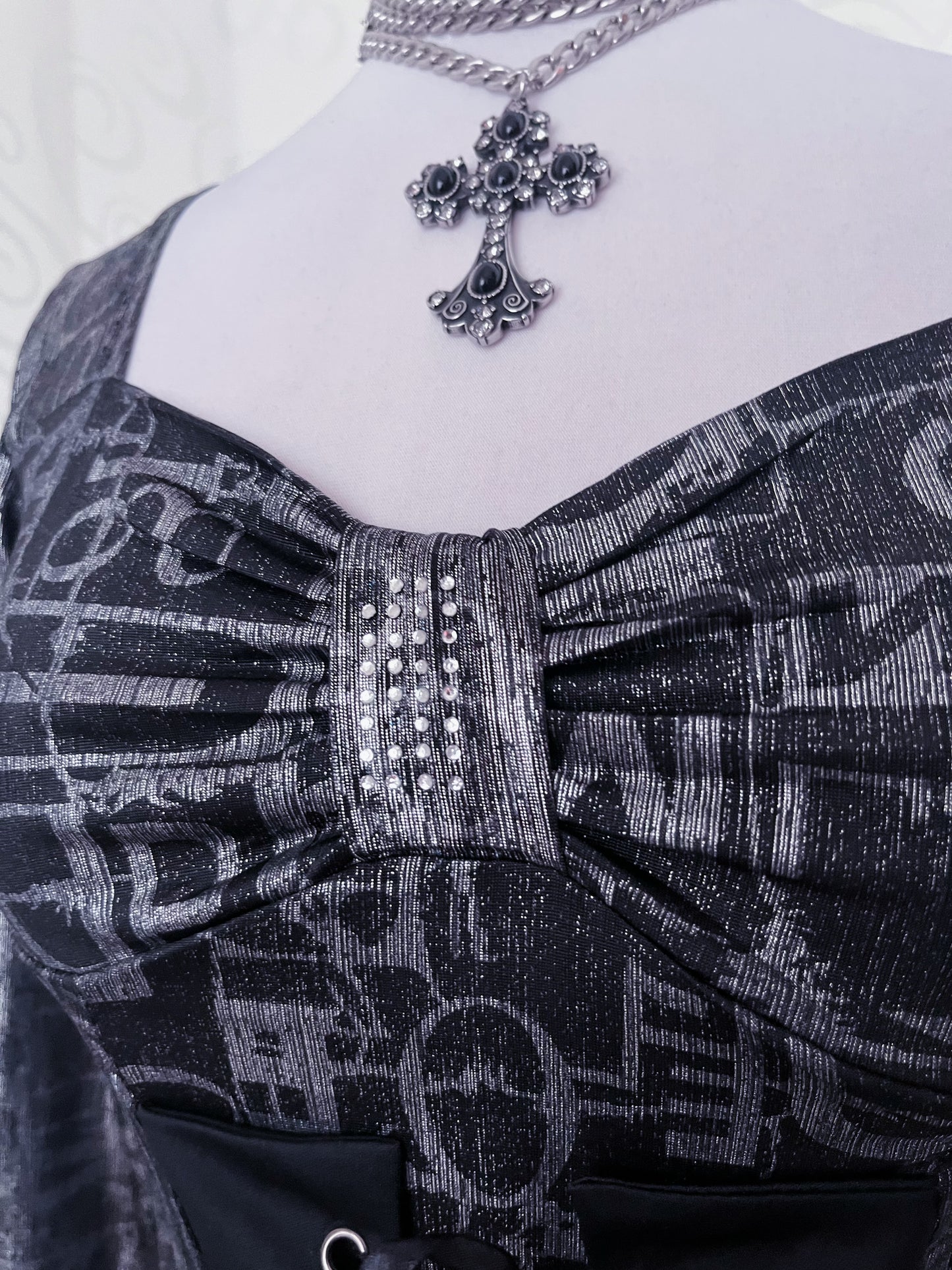 00’s silver lace-up top 🩶🕷️