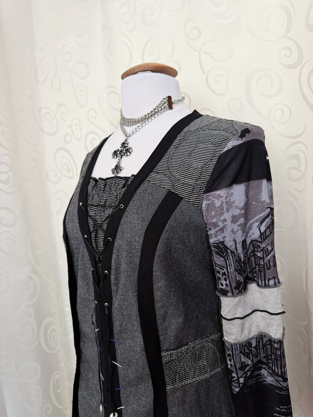 00’s Patchwork grey dress with lace-up detail, mesh sleeves & pockets 🌀🦇