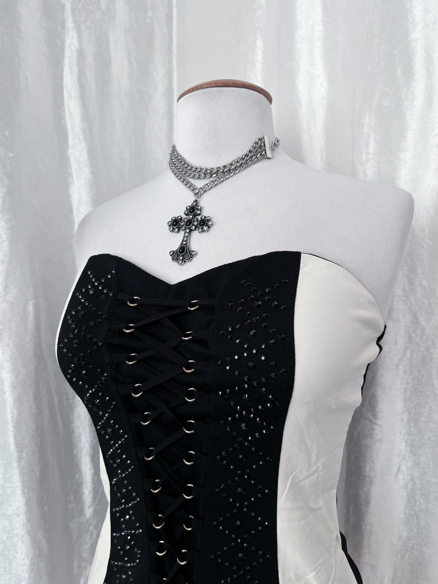 00’s black & white PU leather corset top 🦷♠️