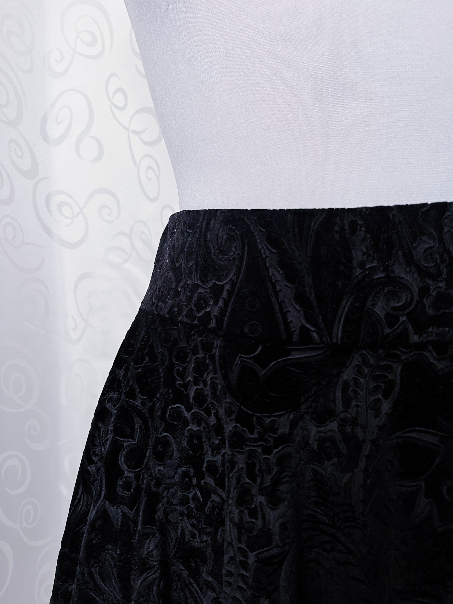 Gothic velvet embossed black midi skirt 🫀🦇