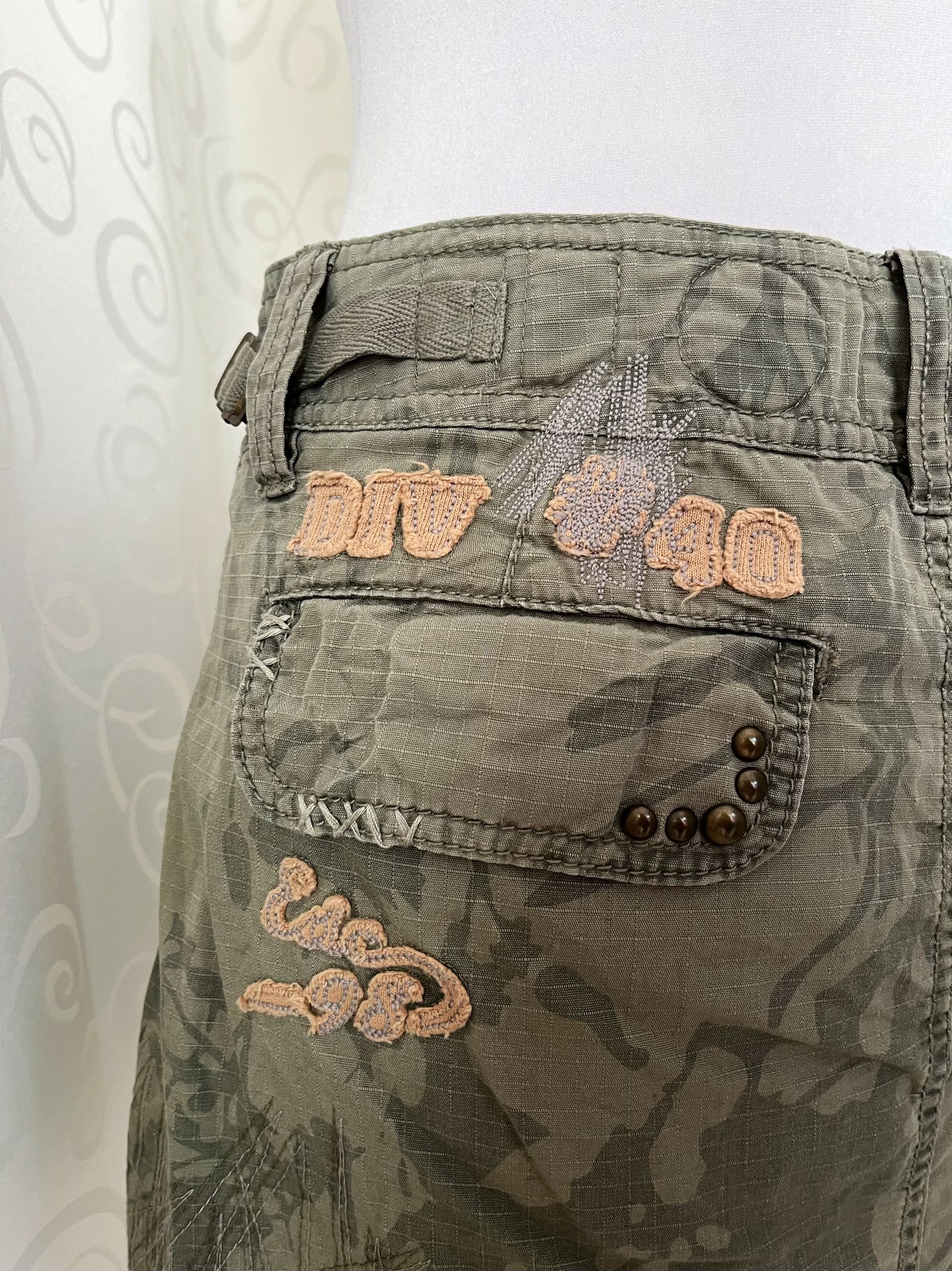 00’s/Y2K khaki camo mini skirt with patchworks 🔫