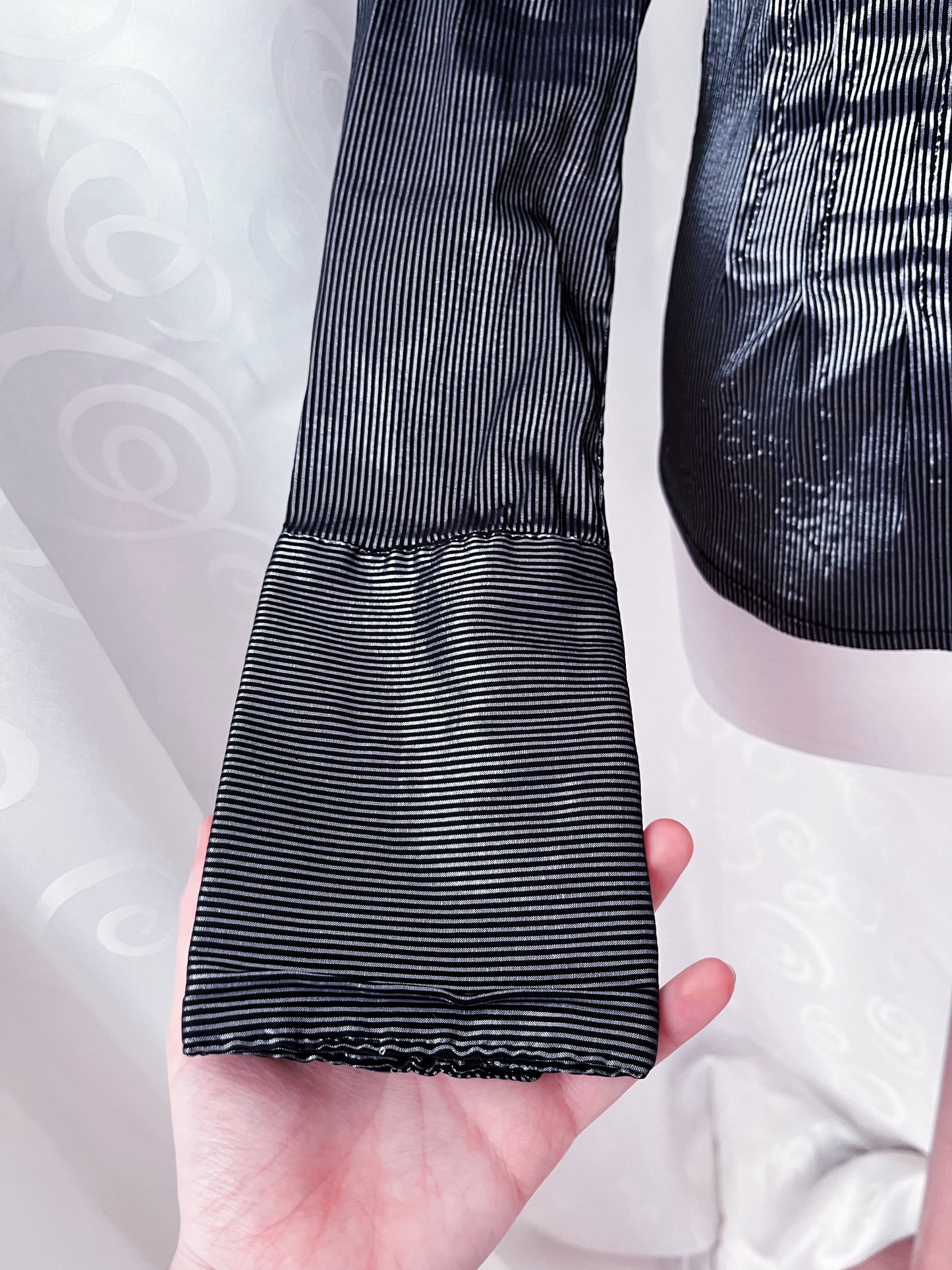 00’s gothic satin striped silver shirt 🩶🖇️