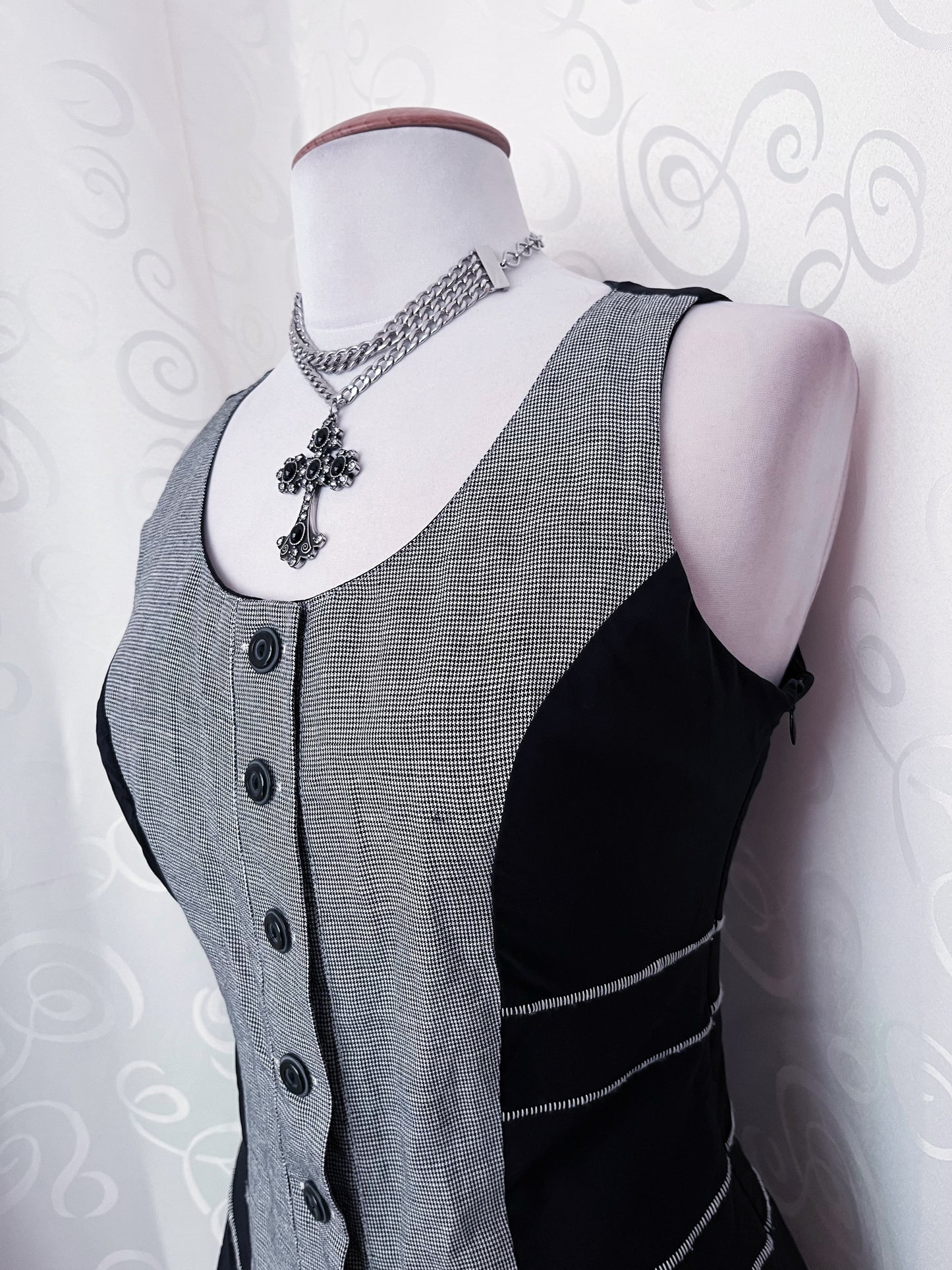 00’s iconic Dark Coquette plaid dress with lace up back detail 🗝🏰