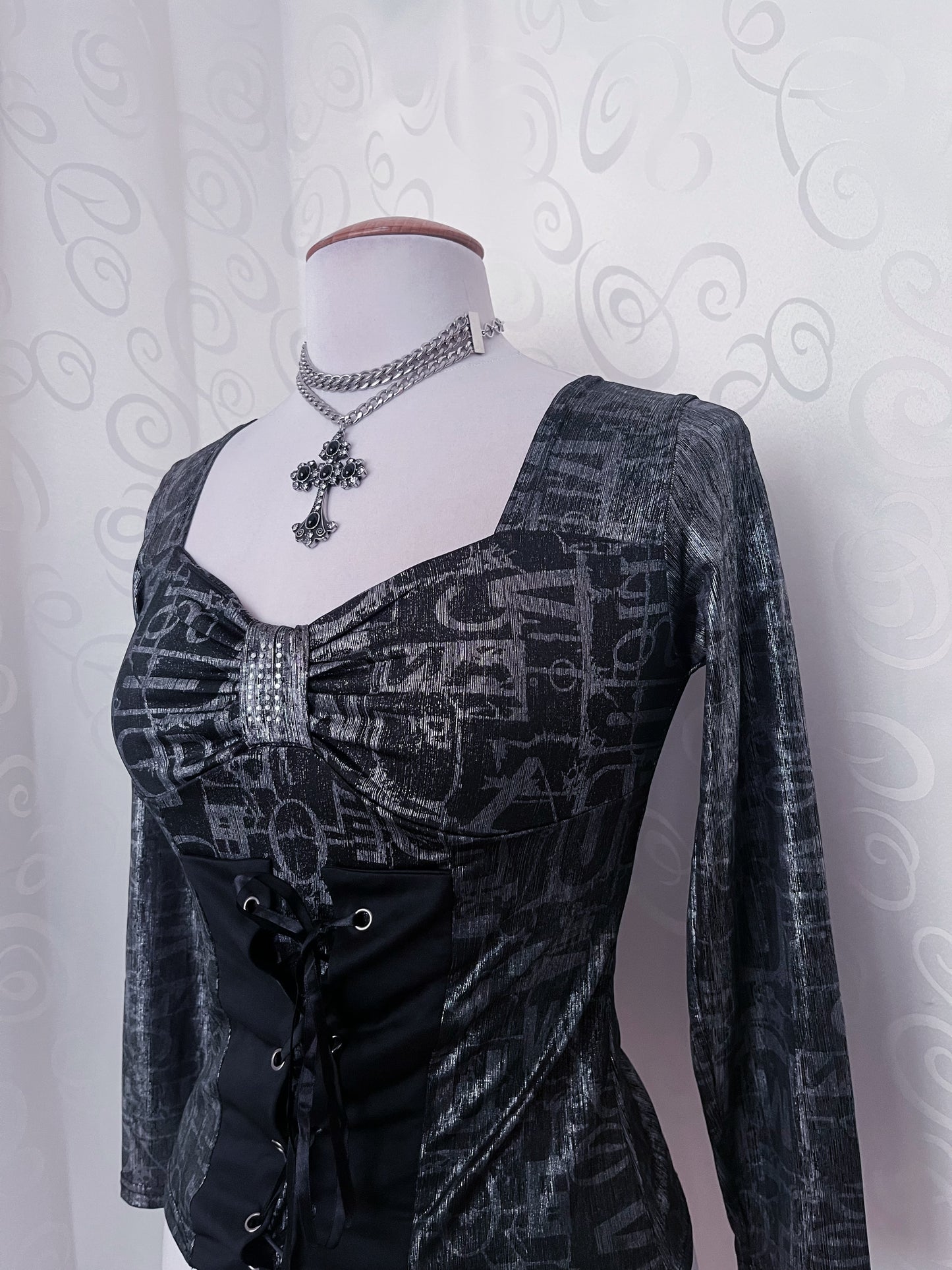 00’s silver lace-up top 🩶🕷️