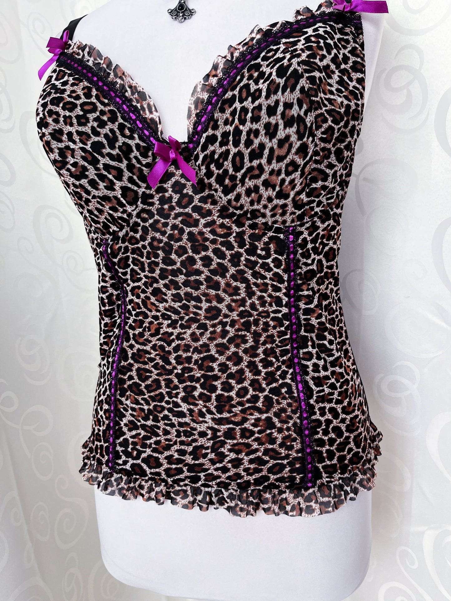 Iconic leopard print mesh corset with pink lace-up detail 🎀