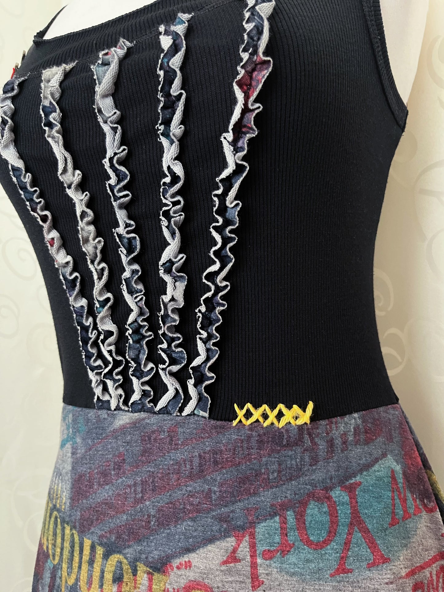 00’s asymmetrical city print dress with ruffle & stitches details 🌀🌃