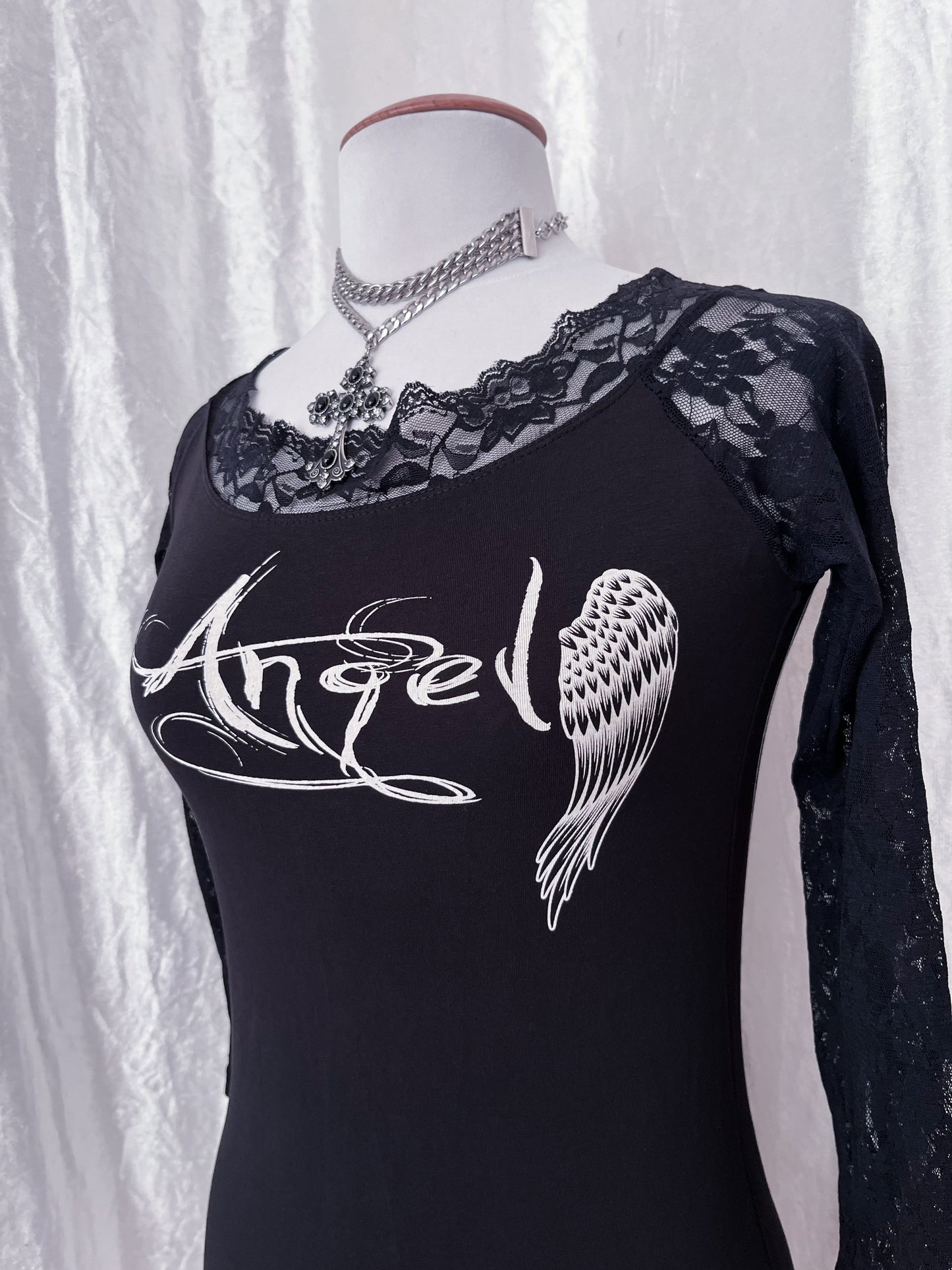00’s Angel shirt with cut-out back & angel wings 🪽🌀