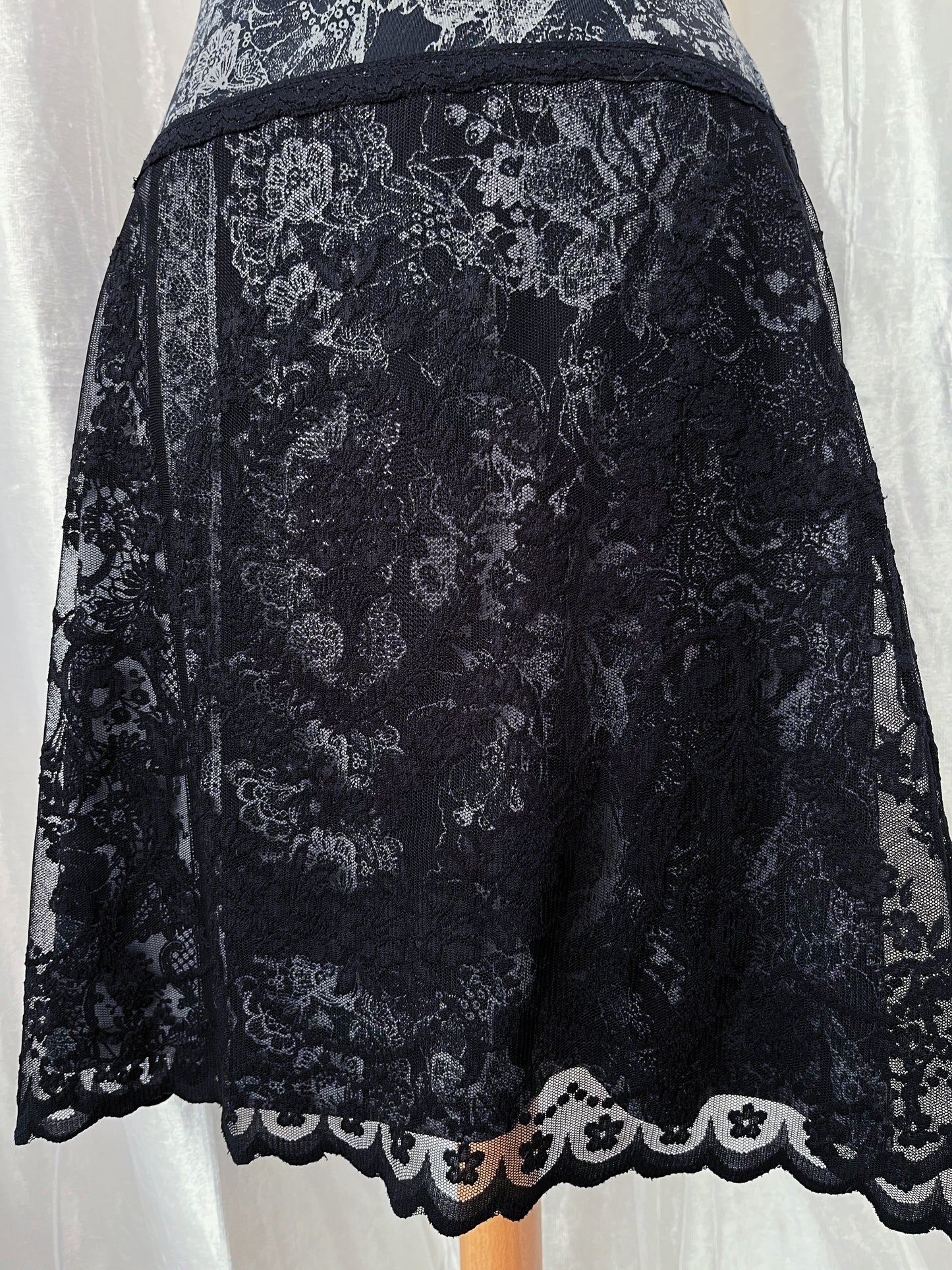 Dark coquette floral skirt with lace detail 🖤🌹