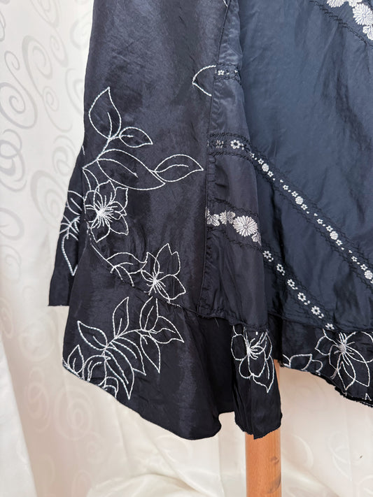 00’s Whimsygoth midi black asymmetrical skirt with embroidered details 🌀🗝️