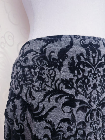 00’s gothic grey skirt with lace-up & velvet embossed details 🕷️