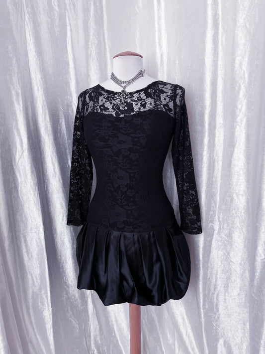 Iconic Gothic balloon lace dress 🦇