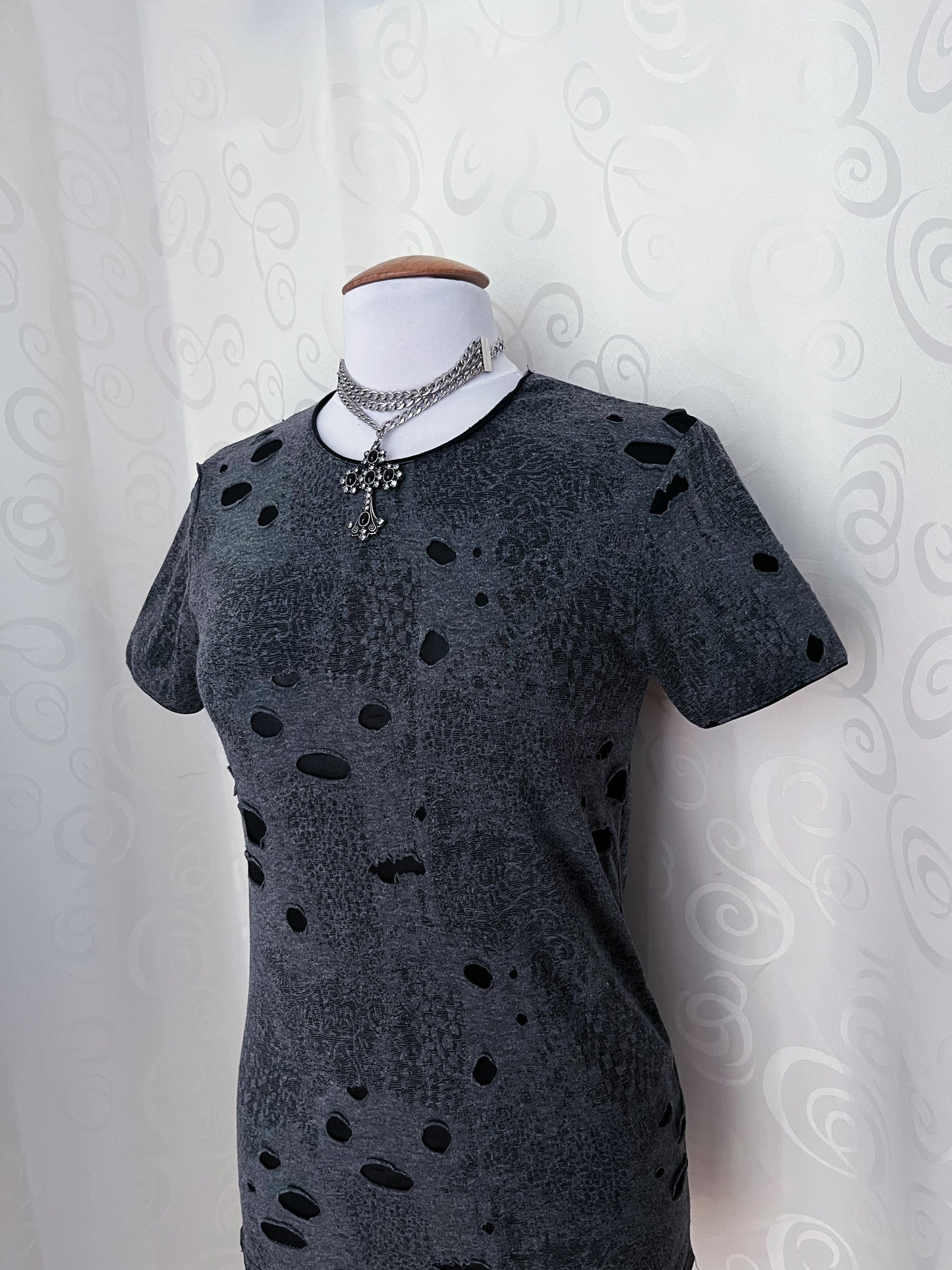 00’s Alt ripped grey tee 🖤🕷️